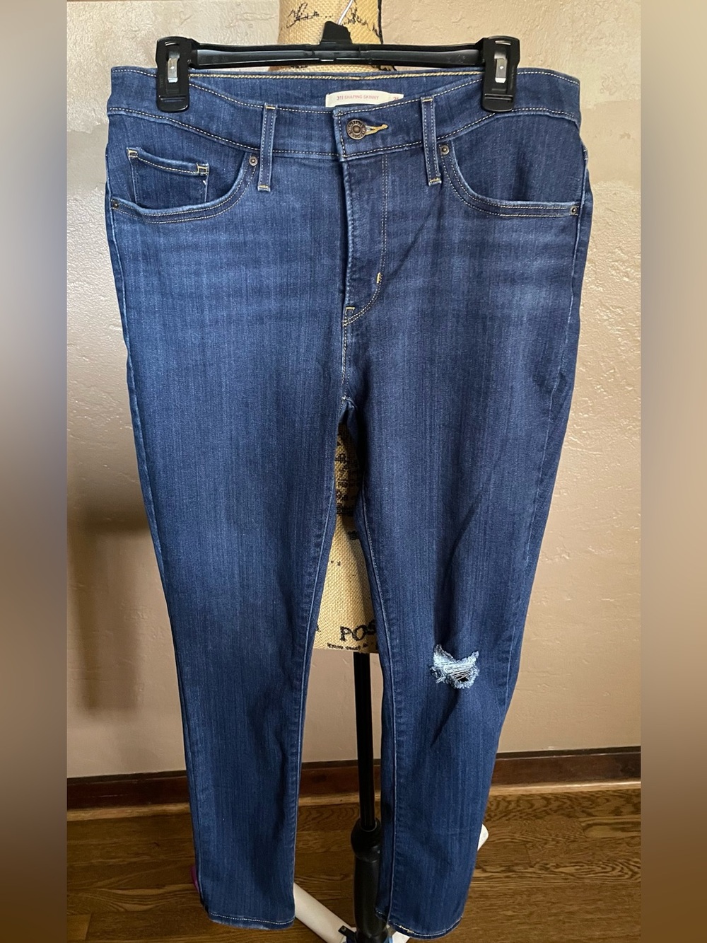 Levi's Dark Blue Skinny body shaping Jeans with Distressed Knee Stretch